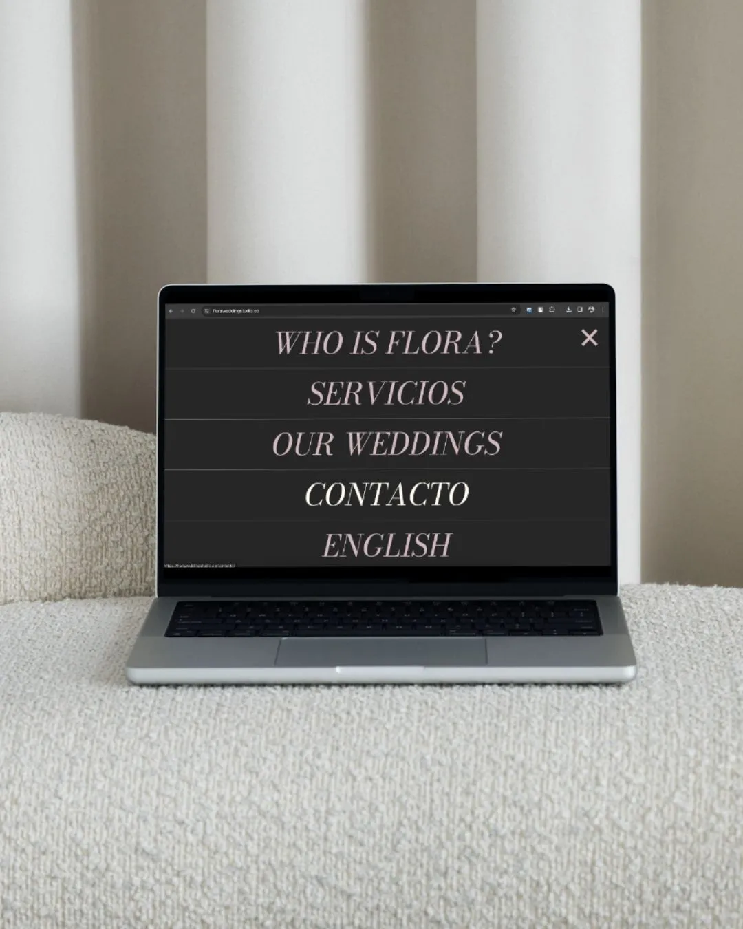 Menú de navegación del sitio de Flora Wedding Studio en un portátil: Who is Flora?, Servicios, Our weddings, Contacto y selector de idioma.