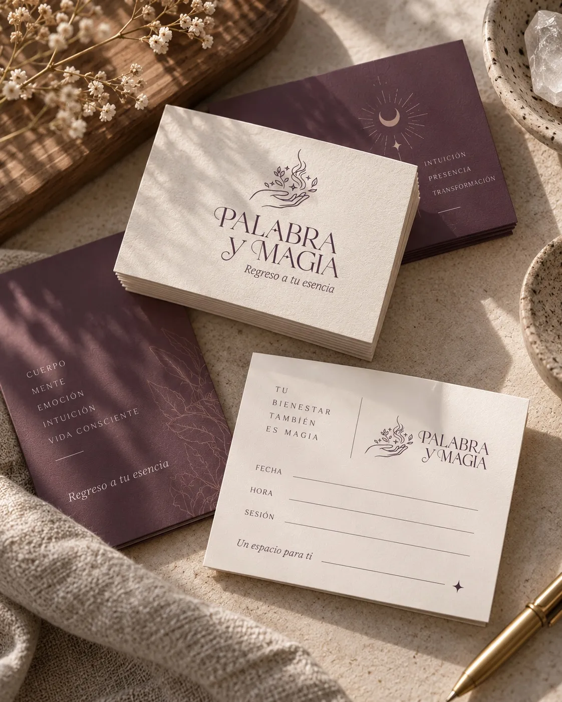 Papelería de Palabra y Magia en malva y arena sobre una mesa de madera