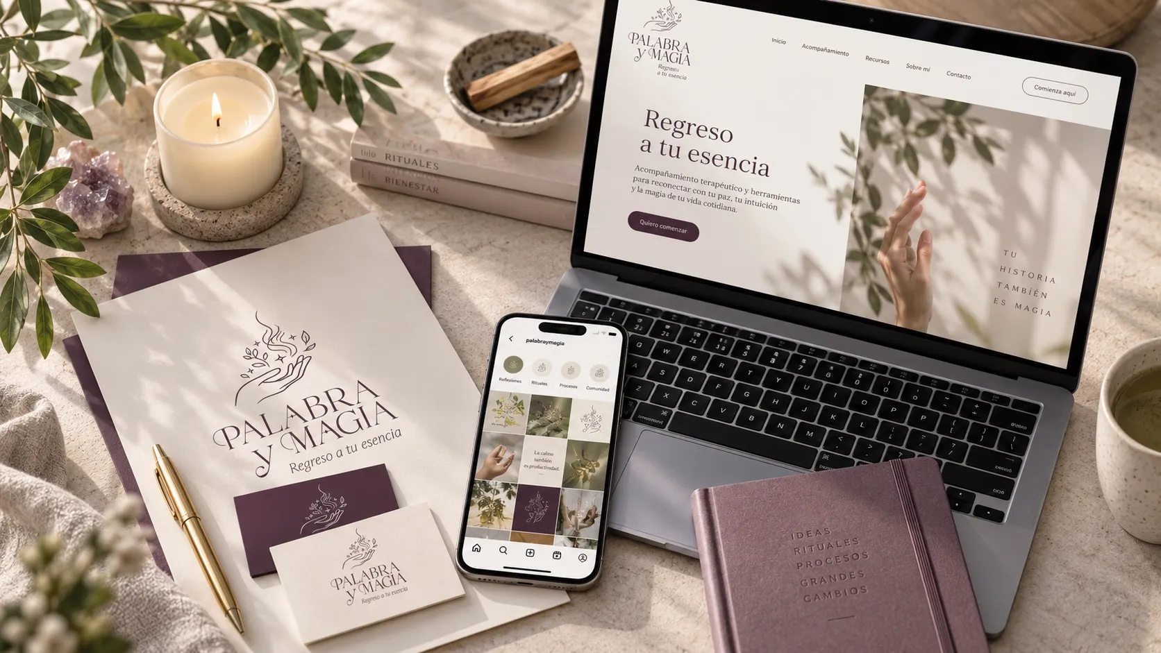 Sitio web, tarjetas y teléfono de Palabra y Magia sobre una mesa